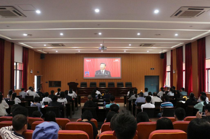 福建省邮电学校党委组织全体党员干部、学生代表集中观看党的二十大开幕盛况